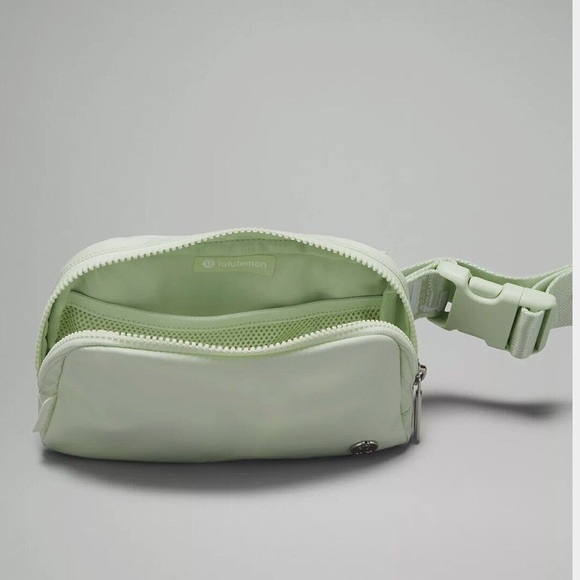 Lululemon Everywhere Belt Bag Kohlrabi NWT - Picture 5 of 9